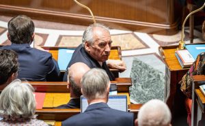 Bayrou apuesta fuerte por la austeridad con la congelación del gasto y recortes de las vacaciones