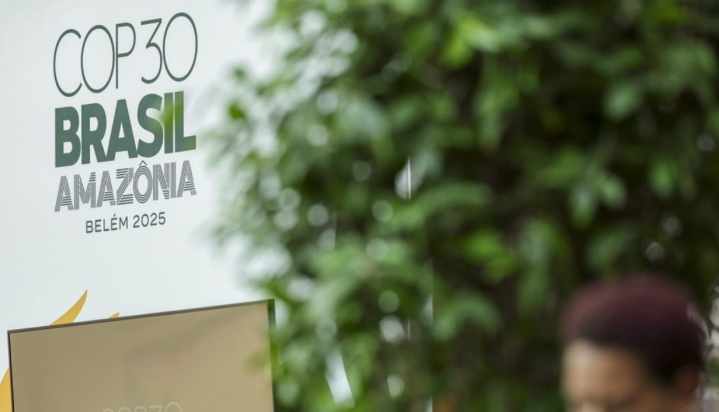 Cartel anunciador de la cumbre COP30 de Brasil.