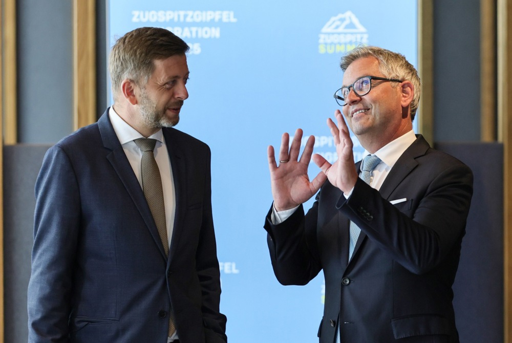 El comisario europeo de Interior y Migración, Magnus Brunner (derecha), y el ministro checo del Interior, Vit Rakusan, en la cumbre de Zugspitze el 18 de julio de 2025.