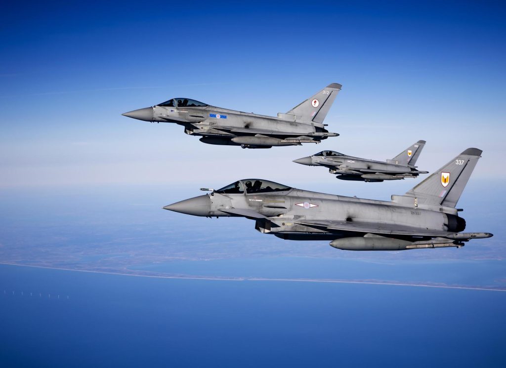 Cazas Eurofighter británicos sobrevuelan el Mar del Norte tras ser reabastecidos por un avión MRTT procedente de la Base Aérea de Eindhoven, Países Bajos, el 2 de abril de 2025.