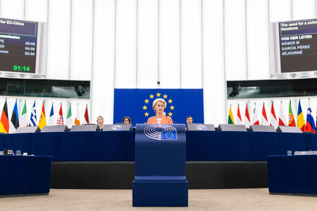 La presidenta de la Comisión Europea, Ursula von der Leyen (CDU), interviene en un debate en el Parlamento Europeo en Estrasburgo, el 18 de abril de 2023.