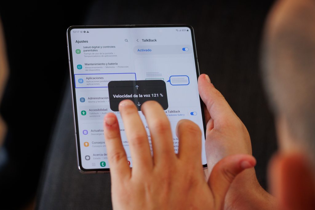Una persona muestra las opciones de accesibilidad de un teléfono móvil durante una reunión con personas con discapacidad visual y auditiva, el 1 de diciembre de 2023, en Madrid.