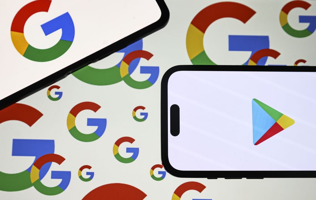 Ilustración fotográfica con el logotipo de Google Play Store y Google y un teléfono móvil.