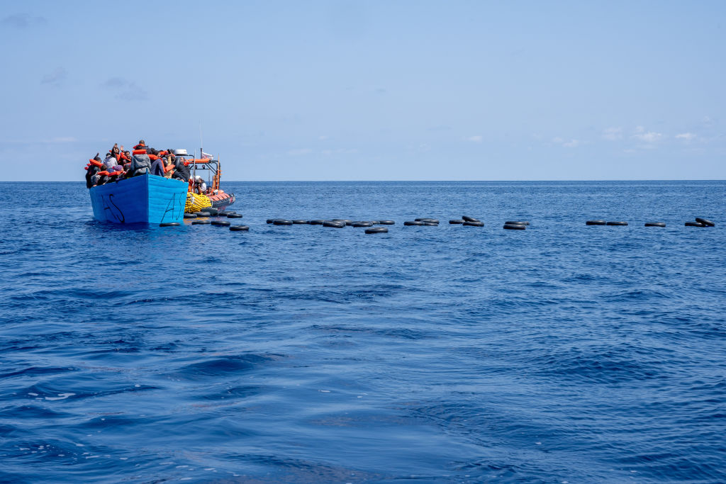 Inmigrantes a bordo de una embarcación de madera en medio del Mediterráneo, en la zona SAR de Libia, el 16 de marzo de 2024.