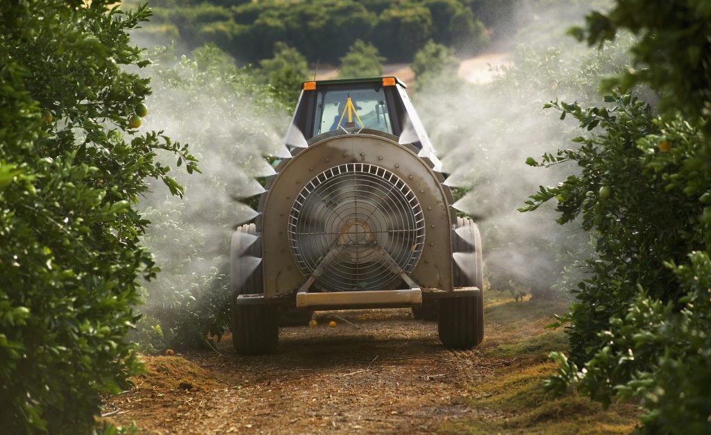 Un tractor rocía un campo con fungicidas, en una imagen de archivo.