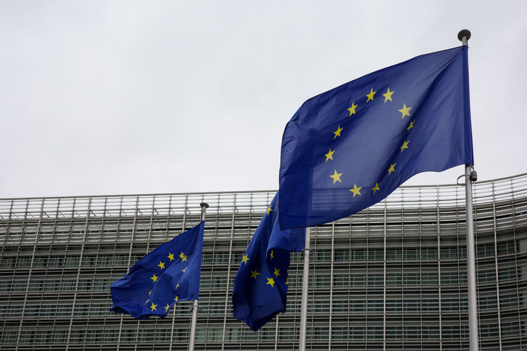 Banderas de la UE ondean frente a la sede de la Comisión Europea en Bruselas, el 30 de septiembre de 2024.