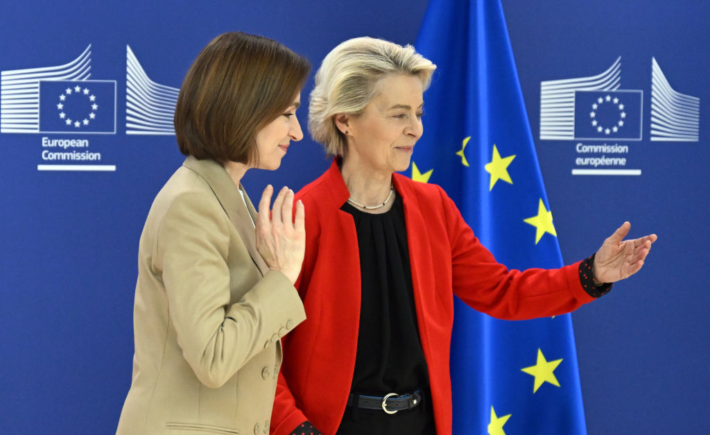 La presidenta molvada, Maia Sandu y la presidenta de la Comisión Europea, Ursula von der Leyen, en una imagan del 10 de diciembre de 2024.