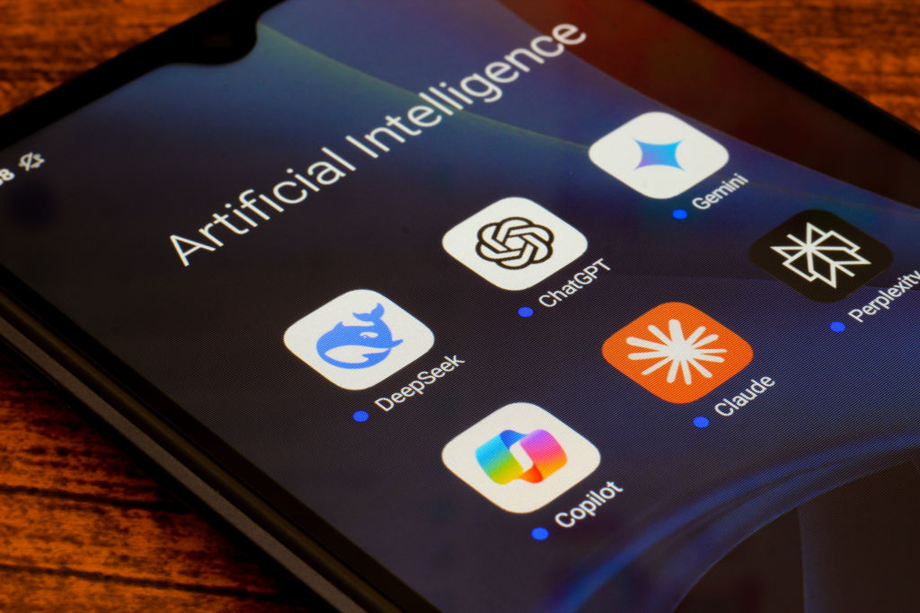 Las aplicaciones de inteligencia artificial (IA) DeepSeek, ChatGPT, Google Gemini, Copilot, Claude y Perplexity en un teléfono inteligente.