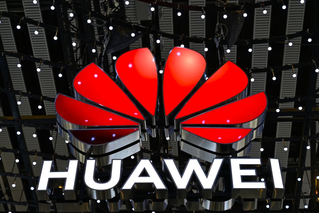 El logotipo del gigante tecnológico chino Huawei en la feria de comunicaciones móviles Mobile World Congress (MWC) en Barcelona, España, 4 de marzo de 2025.