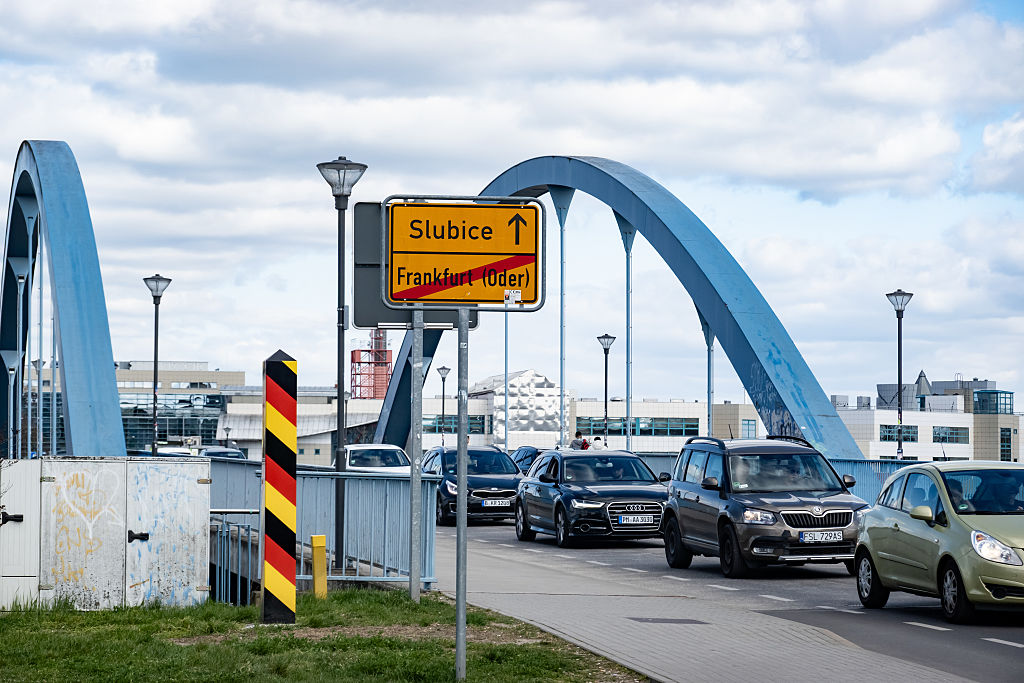 Varios coches cruzan el puente que conecta las ciudades de Fráncfort del Óder, Brandeburgo, en Alemania, y Slubice, en Polonia, el 6 de abril de 2025.
