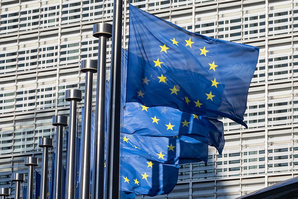 Banderas de la UE ante el edificio de la Comisión Europea en Bruselas.