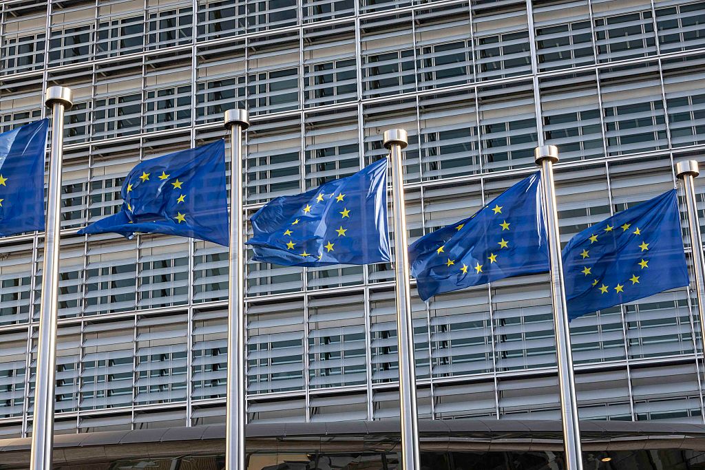 Banderas de Europa frente al edificio Berlaymont, sede de la Comisión Europea, en Bruselas, en una imagen de abril de 2024.