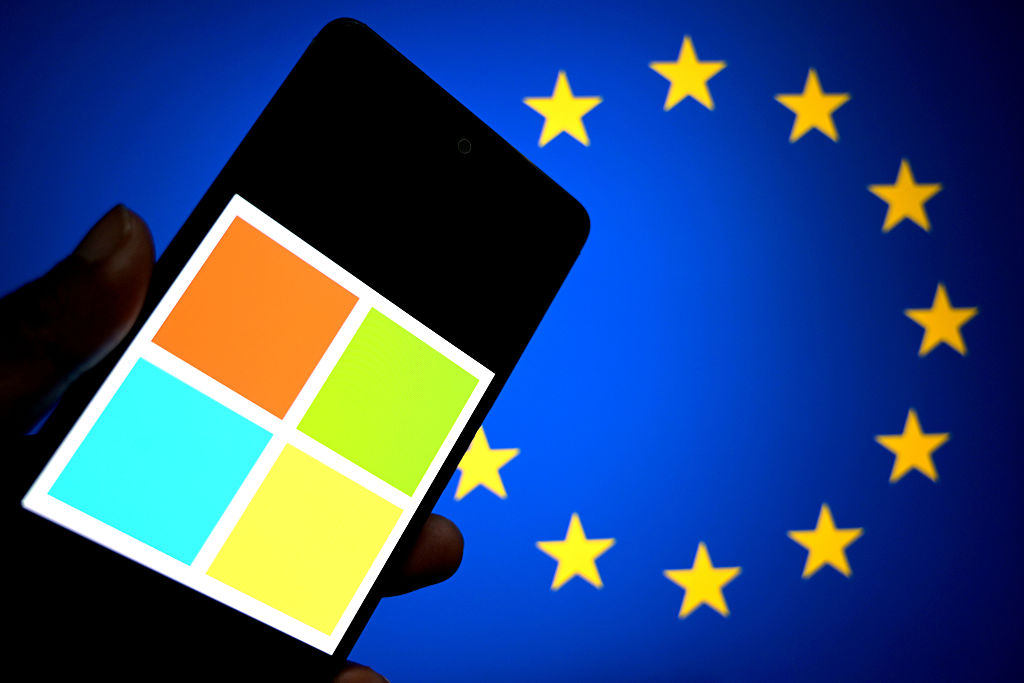 Un móvil con el logotipo de Microsoft, en una imagen de archivo.