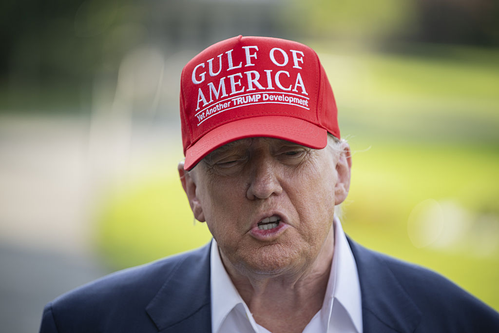 El presidente de Estados Unidos, Donald Trump, habla con la prensa antes de partir de la Casa Blanca hacia Alligator Alcatraz, Florida, el 1 de julio de 2025, en Washington D. C., Estados Unidos.