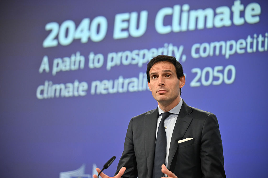El Comisario europeo de Clima, Wopke Hoekstra, ofrece una rueda de prensa en Bruselas, el 2 de julio de 2025.
