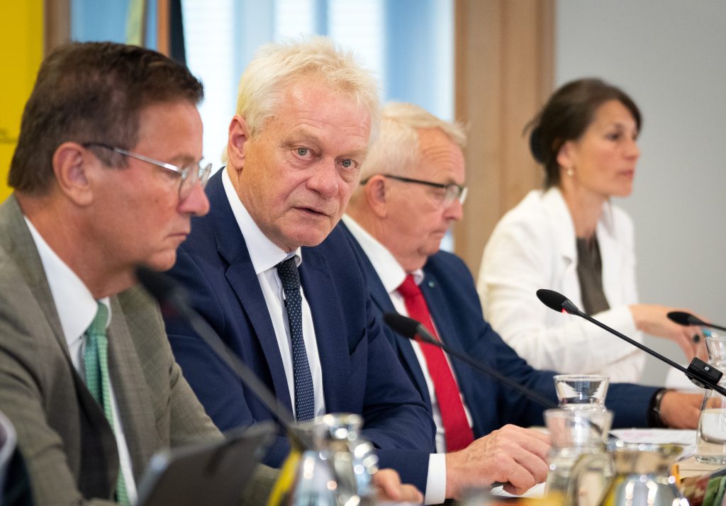 Alois Rainer (CSU), segundo desde la izquierda, ministro federal de Agricultura, Alimentación e Interior de Alemania, durante una reunión en Berlín con los ministros regionales del ramo, el 10 de julio de 2025.