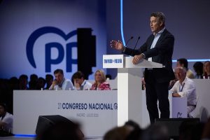Feijóo traslada a sus aliados del PPE su rechazo a la regularización de inmigrantes de Sánchez