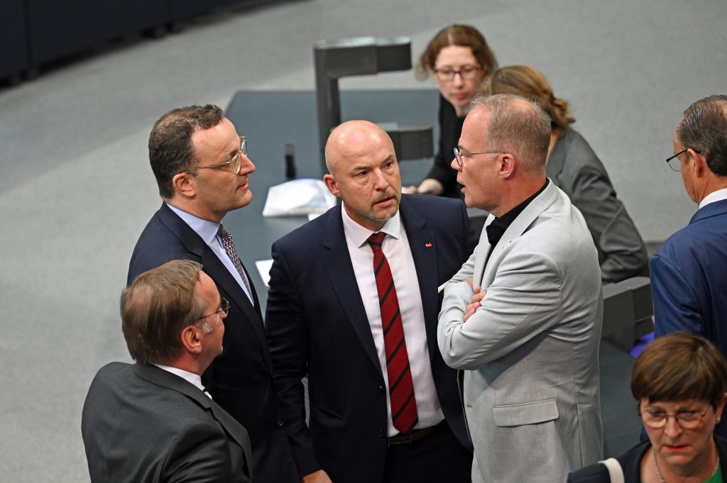 Jens Spahn (izq.), presidente del grupo parlamentario de la CDU/CSU en el Bundestag, Alexander Hoffmann, presidente del grupo parlamentario de la CSU (izq.), y Matthias Miersch, presidente del grupo parlamentario del SPD, conversan en el Bundestag, en Berlín, el 11 de julio de 2025.