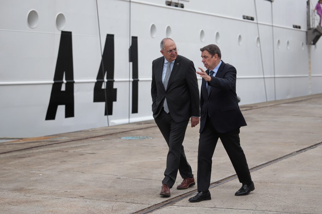 El Ministro de Agricultura, Pesca y Alimentación, Luis Planas (d), y el Comisario Europeo de Pesca y Océanos, Costas Kadis (i), durante una visita al Buque Escuela de Cooperación Pesquera (BECP) “Intermares” en el muelle de Vigo, el 10 de julio de 2025 en Vigo, Pontevedra.