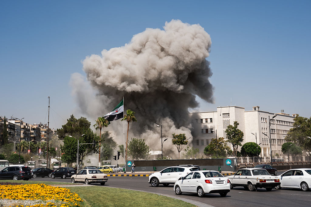 Bombas israelíes alcanzan el edificio del ministerio sirio de defensa en la Plaza de los Omeyas en Damasco, Siria, 16 de julio de 2025.