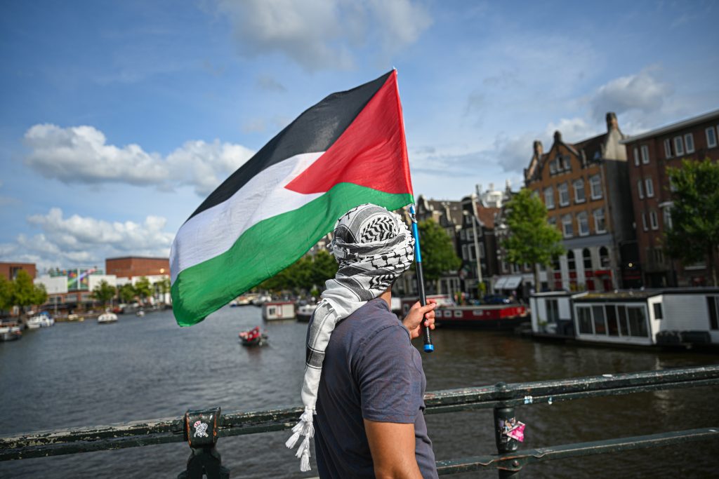 Un hombre ondea la bandera palestina en Amsterdam, el  27 de julio de 2025.
