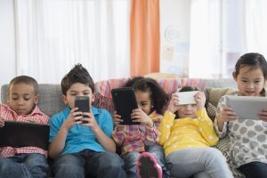 España prepara una ley para prohibir las redes sociales a los menores de 16 años