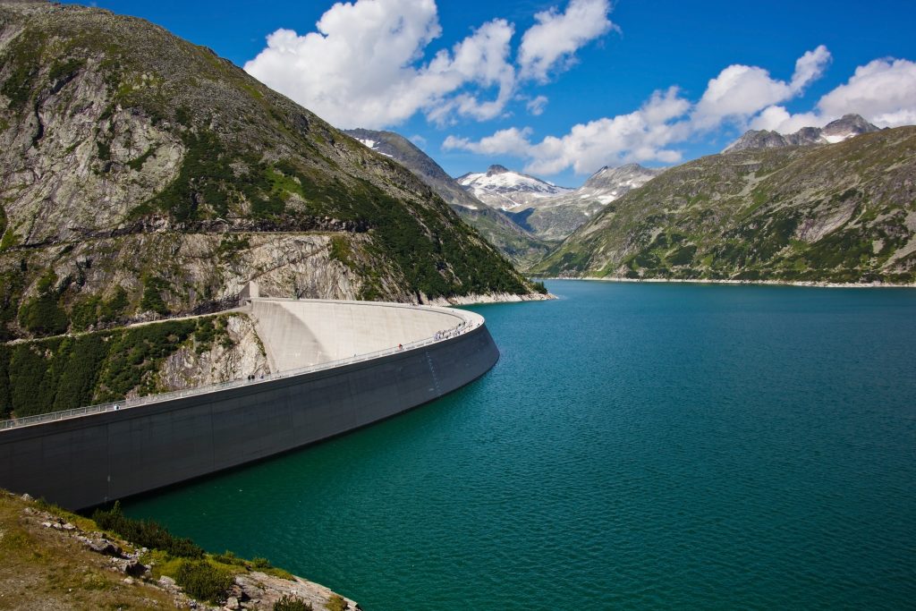 Embalse para la generación de energía hidroeléctrica en Carintia, Austria.