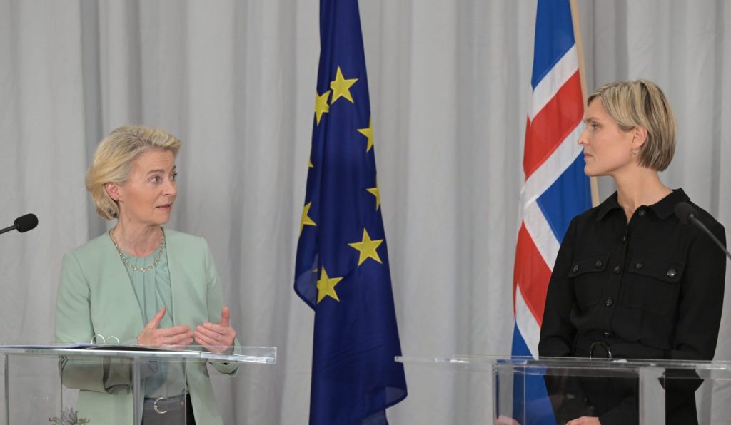 La Presidenta de la Comisión Europea, Ursula von der Leyen, y la Primera Ministra islandesa, Kristrún Frostadóttir, en Reikiavik el 17 de julio de 2025.