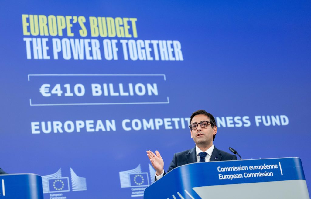 El Comisario europeo de Industria, Stéphane Séjourné , en una rueda de prensa en Bruselas.