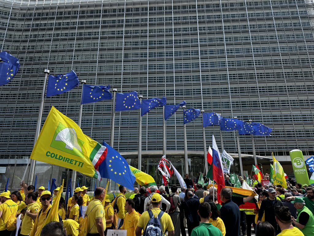 Un grupo de agricultores protesta ante la sede de la Comisión Europea en Bruselas, el 16 de julio de 2025.