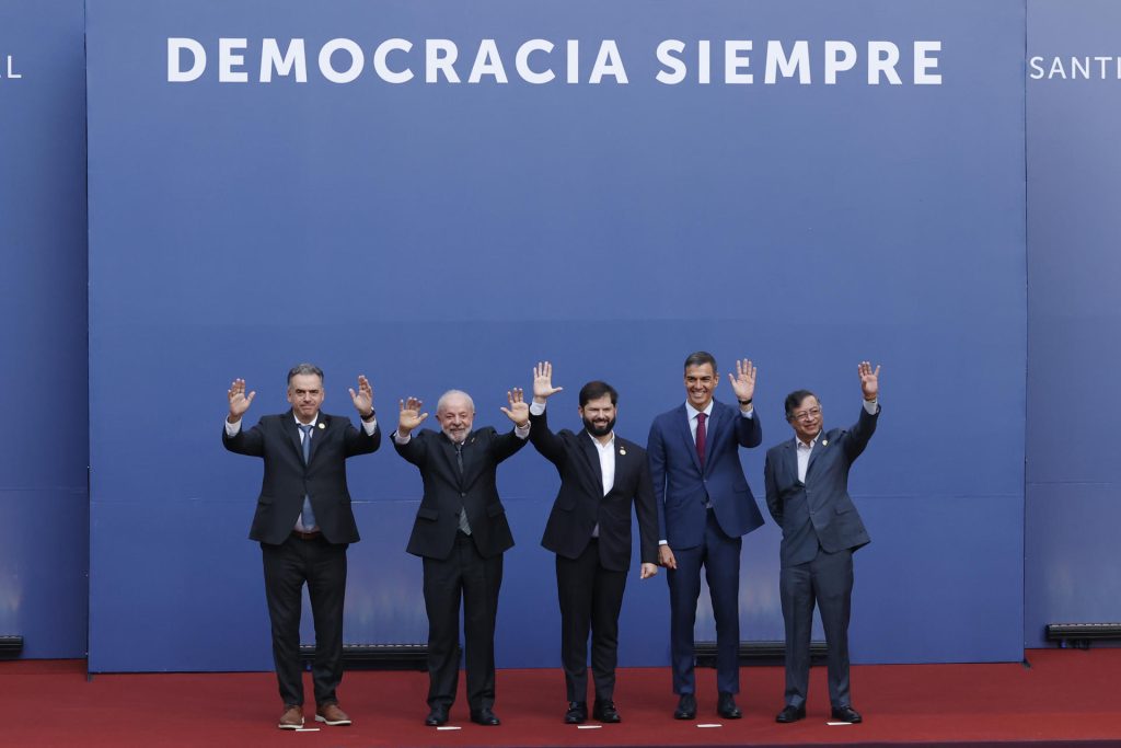 De izquierda a derecha: el presidente de Uruguay, Yamandú Orsi; el presidente de Brasil, Luiz Inácio Lula da Silva; el presidente de Chile, Gabriel Boric; el presidente del Gobierno de España, Pedro Sánchez, y el presidente de Colombia, Gustavo Petro, posan en el marco de la cumbre en defensa de la democracia, el 21 de julio de 2025 en el Palacio de La Moneda, en Santiago (Chile).