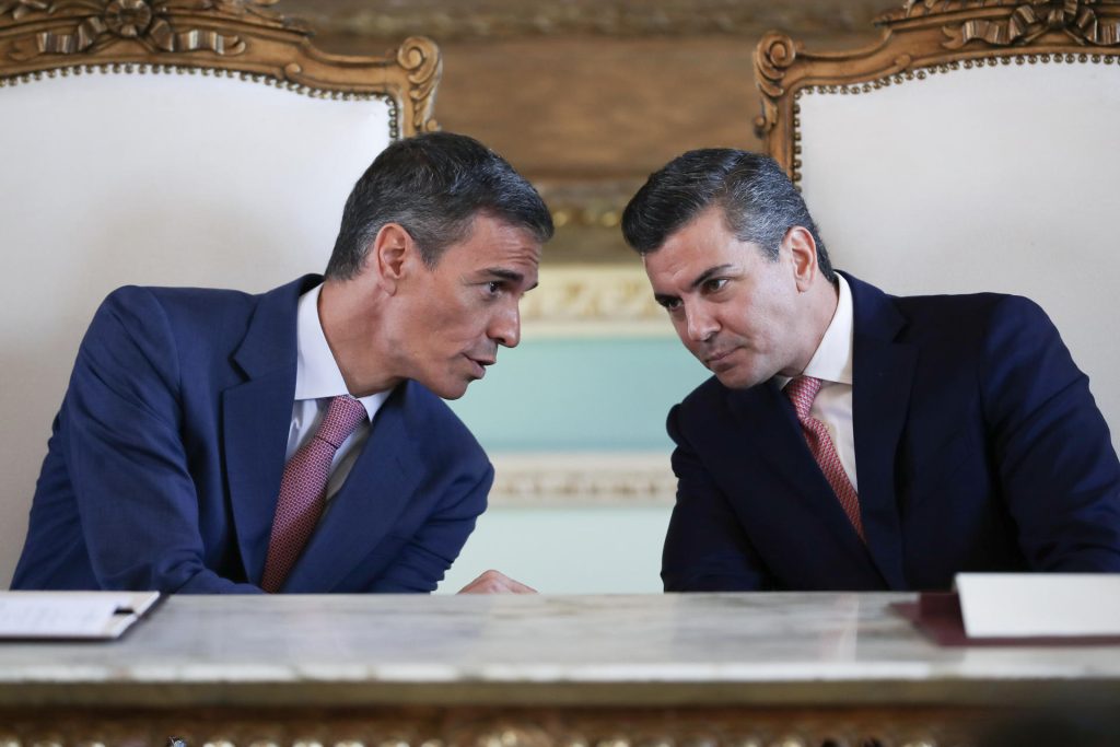 Pedro Sánchez y el presidente de Paraguay, Santiago Peña, en Asunción, el 23 de julio de 2025.