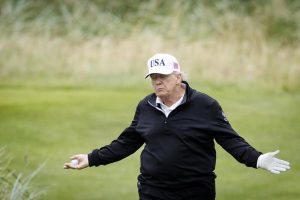 Von der Leyen y Trump intentan este domingo evitar un "duelo arancelario" transatlántico