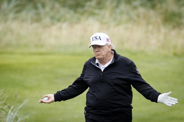 Trump hace un gesto mientras juega al golf en su complejo de Turnberry, Escocia, el 27 de julio de 2025.
