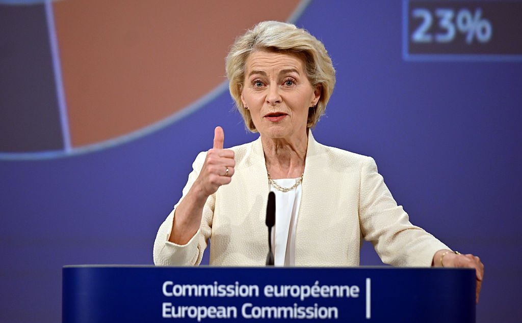 La presidenta de la Comisión Europea, Ursula von der Leyen, comparece ante los medios en Bruselas, el 16 de julio de 2025.