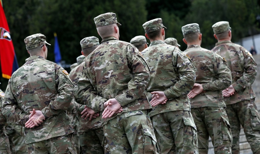 Militares de la 10.ª División de Montaña de Estados Unidos asisten a la ceremonia de traspaso de autoridad entre la 101.ª División Aerotransportada (Asalto Aéreo) en Bucarest, Rumanía, el 5 de abril de 2023.