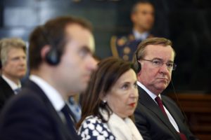 Robles reafirma la postura del Gobierno ante Trump: “Hay que tener el valor de decir que no vale cualquier cosa”