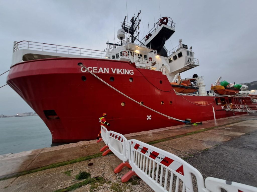 El barco Ocean Viking, de la ONG SOS Mediterranee, llega a Ancona, Italia, el 18 de marzo de 2024.