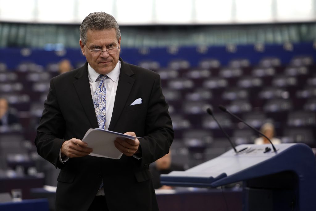 El comisario europeo de Comercio, Maros Sefcovic, asiste a un debate sobre las «negociaciones comerciales entre la UE y EE. UU.» durante una sesión del Parlamento Europeo en Estrasburgo, el 9 de julio de 2025.
