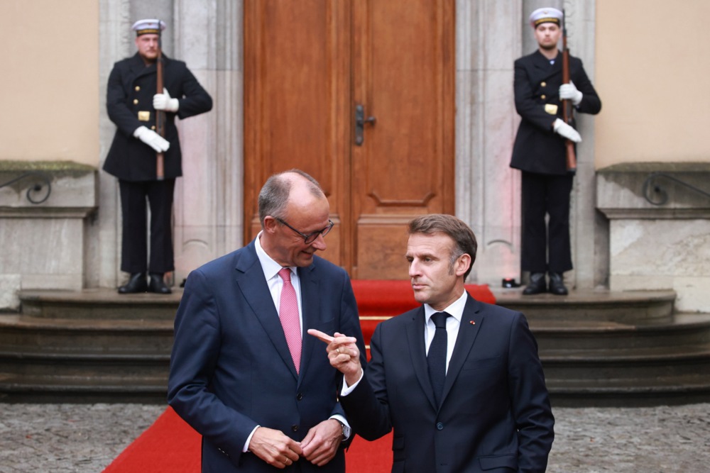 El presidente francés Emmanuel Macron (dr) y el canciller alemán Friedrich Merz (izq) en Villa Borsig, Berlín, el 23 de julio de 2025.