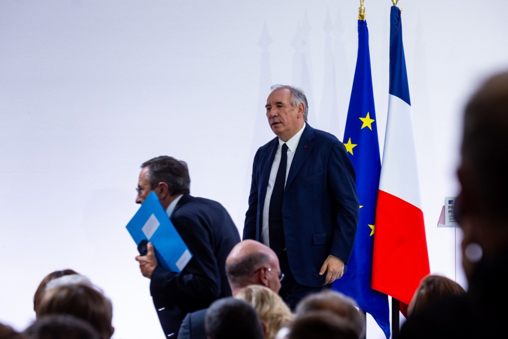 El primer ministro francés, François Bayrou, abandona la sala tras ofrecer una rueda de prensa en París, el 25 de agosto de 2025.
