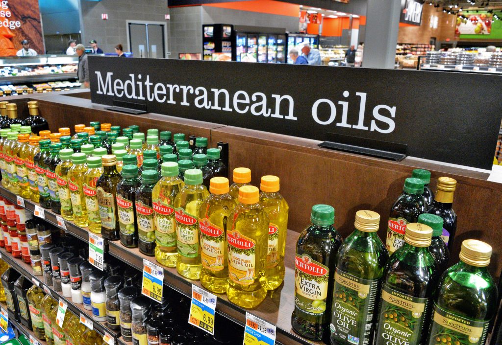 Botellas de aceite de oliva importado en un supermercado de Nueva York, en una imagen de archivo.