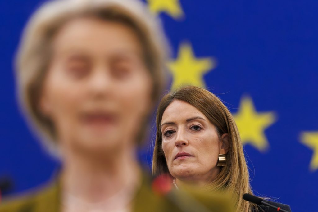 La presidenta de la Comisión Europea, Ursula von der Leyen, en primer plano, y la presidenta del Parlamento Europeo, Roberta Metsola