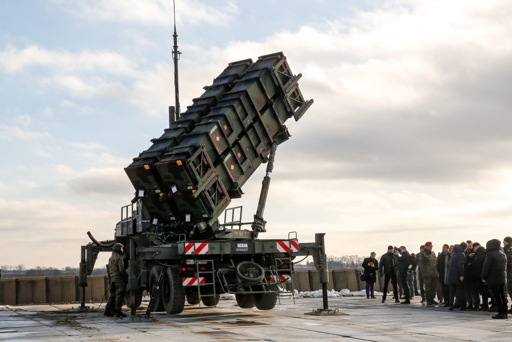 Militares alemanes operan un lanzador del sistema de defensa antiaérea MIM 104 Patriot  cerca de Rzeszow, Polonia, el 23 de enero de 2025.