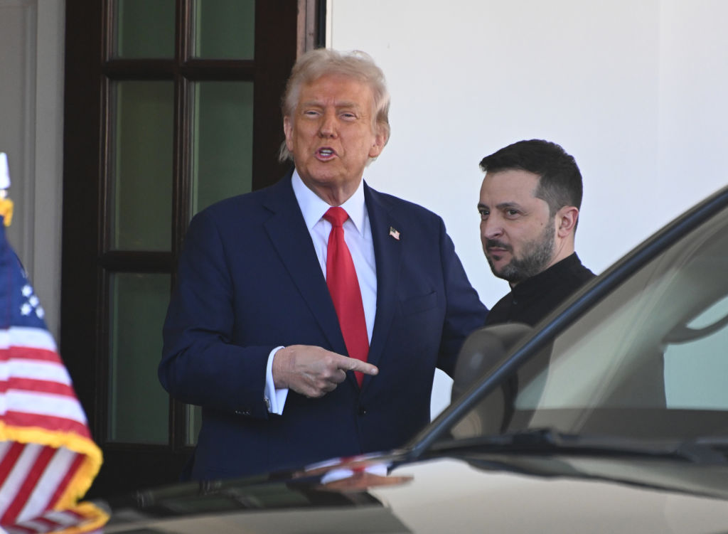 El presidente de Estados Unidos, Donald Trump, saluda al presidente de Ucrania, Volodimir Zelenski, a la entrada de la Casa Blanca el 28 de febrero de 2025.