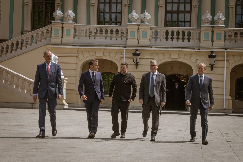 El canciller alemán, Friedrich Merz,  el presidente francés, Emmanuel Macron, el  presidente ucraniano, Volodimir Zelenski (centro), el primer ministro británico Keir Starmer, y el primer ministro polaco, Donald Tusk, llegan a una rueda de prensa tras la Conferencia de la Coalición de los Voluntarios en el Palacio Marinski en Kiev, el 10 de mayo de 2025.