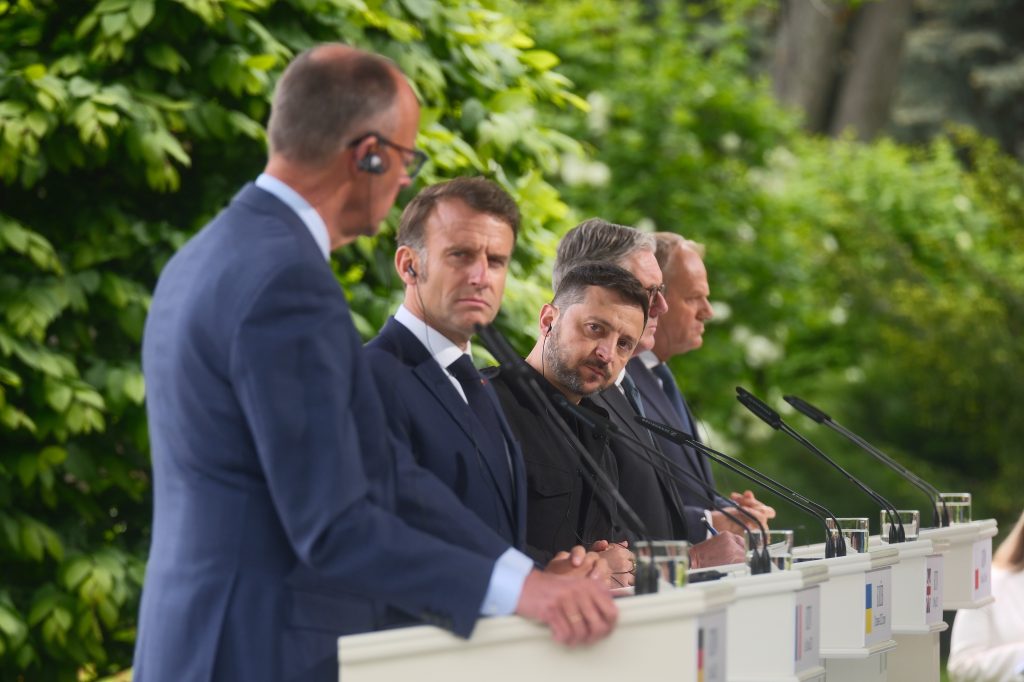 (De izquierda a derecha) El canciller de Alemania, Friedrich Merz; el presidente de Francia, Emmanuel Macron; el presidente de Ucrania, Volodimir Zelenski; el primer ministro del Reino Unido, Keir Starmer, y el primer ministro de Polonia, Donald Tusk, ofrecen una rueda de prensa en Kiev, el 10 de mayo de 2025.