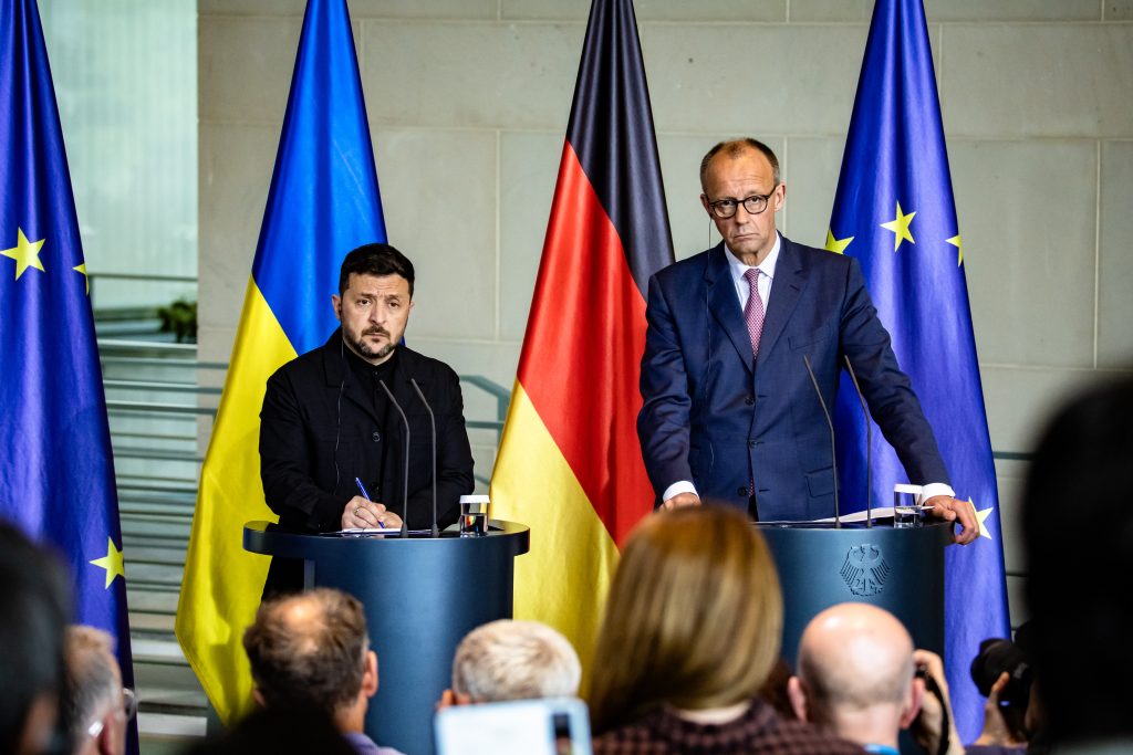 El canciller alemán, Friedrich Merz, y el presidente ucraniano, Volodimir Zelenski, ofrecen una rueda de prensa en Berlín, el 28 de mayo de 2025.