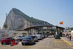 España y Gibraltar podrán perseguir a narcos y corruptos a ambos lados de la frontera tras el acuerdo con la UE
