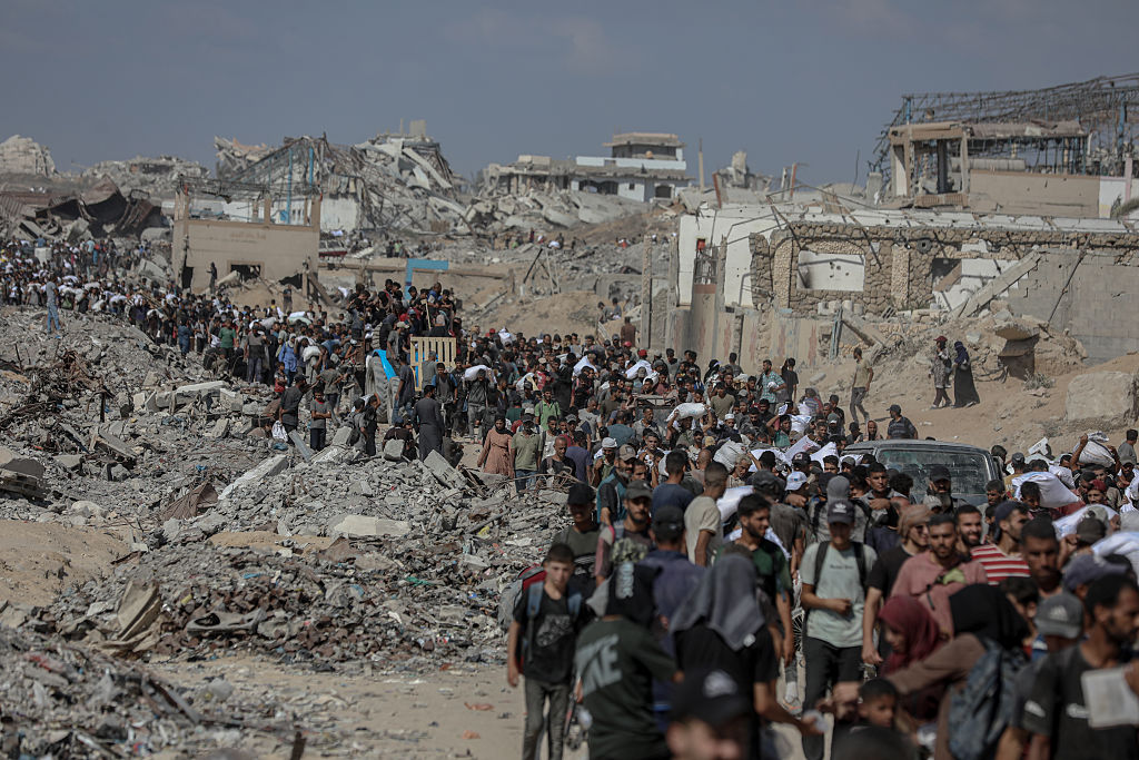 Un grupo de personas se dirige a un punto de distribución de ayuda cerca del cruce de Zikim, en el noroeste de la Franja de Gaza, el 5 de agosto de 2025.